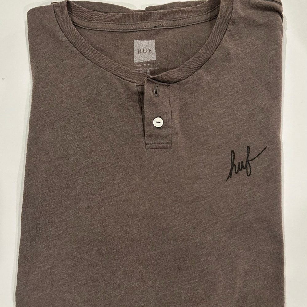Size M Men’s HUF Button T-Shirt